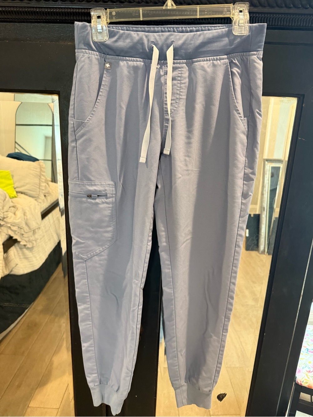 Figs zamora jogger scrub pants Size
Small Gray PO 2323
